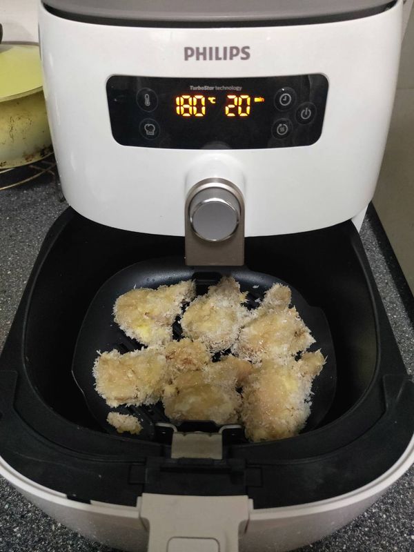 裹好麵包粉的小雞腿翅噴上少許油後，放入飛利浦氣炸鍋中，溫度180度時間20分鐘，進行烘烤炸！