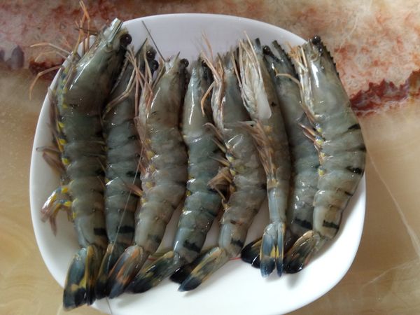 清洗蝦子，剪去蝦鬚與剪開蝦背，備用