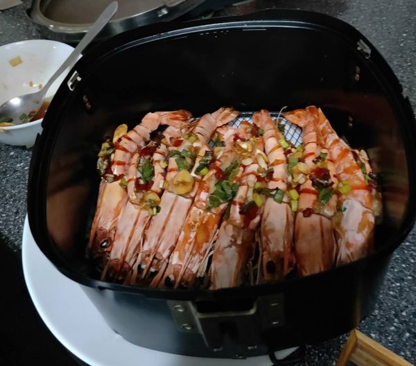 拉出氣炸鍋，將調味料放入蝦背上，每一隻都要將調味料均勻抹上！在進行5分鐘烘烤入味！