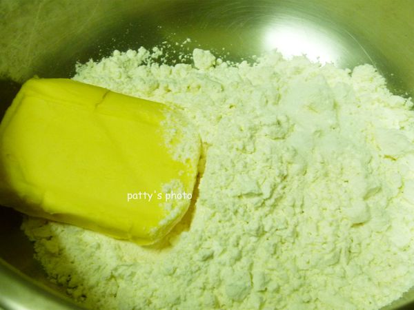 製作派皮。麵粉過篩後，再以手捏搓方式讓奶油和麵粉混合。