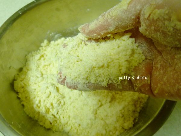 混合的的麵粉為鬆散狀。