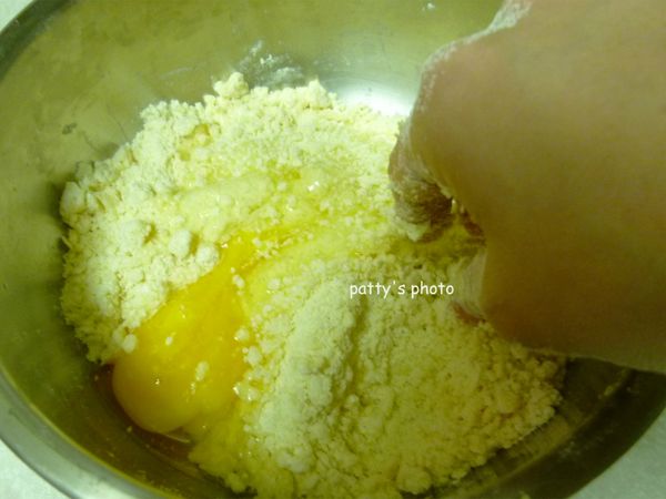 加入一顆蛋，攪拌勻，並成糰狀。若太濕可以酌量加些許麵粉。