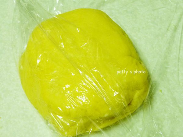 將麵糰以保鮮膜包住，冷藏至少半小時。若有多的麵糰可以密封，放在冷凍室裡，可保存一個月，使用前再放到冷藏室退冰即可。