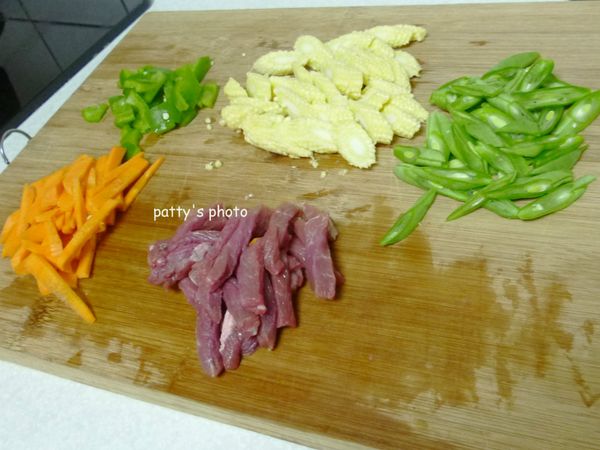 牛肉與所有蔬菜都切長條狀。