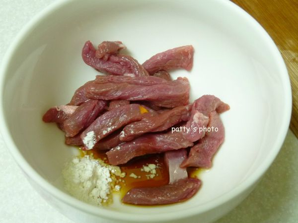 牛肉條加上［醃料］，稍抓麻後，放置2分鐘。