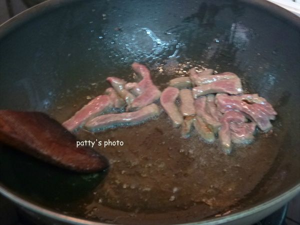熱油鍋，牛肉條下鍋翻炒一下至六分熟，立即盛起。