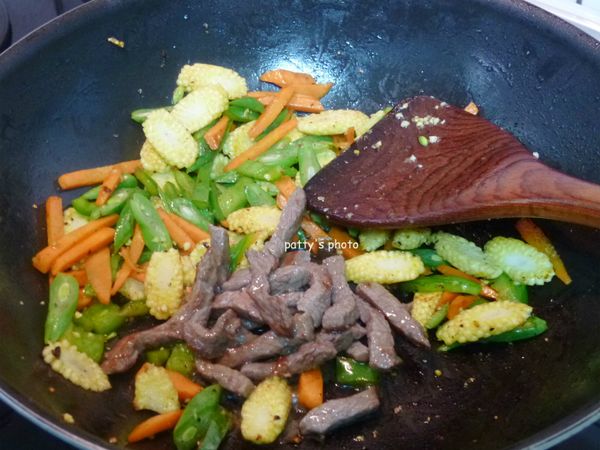 牛肉條倒回熱鍋內，拌炒。