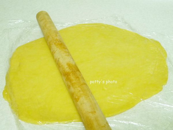 派皮桿成圓形，厚約0.3公分。烤箱180度預熱10分鐘。