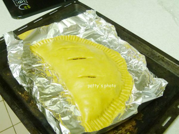 農夫派墊在鋁箔紙上，就可將派送進烤箱。