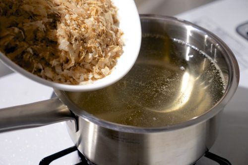 加入柴魚片，熄火