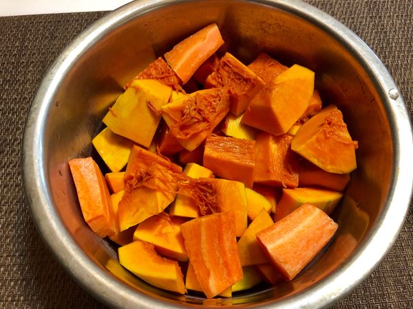 南瓜削皮切成塊狀，送進電鍋蒸熟～外鍋我放了1.5杯水

手邊剛好有一點點沒用完的紅蘿蔔，勤儉持家的概念，所以也下去一起蒸了