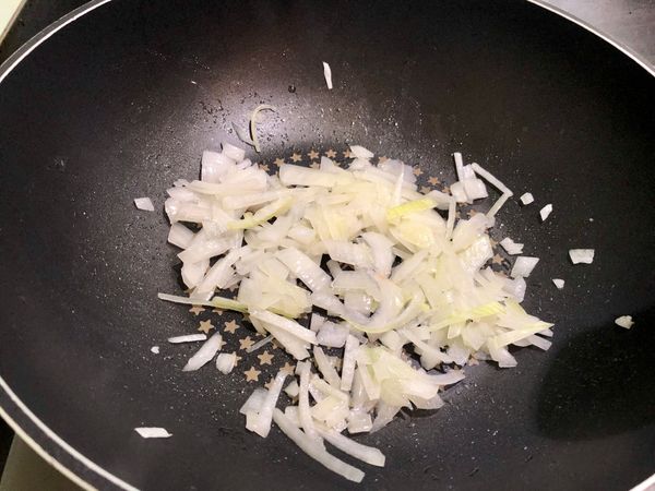 洋蔥切細絲或碎末

倒點油炒香洋蔥