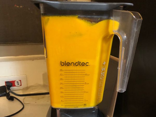 蒸熟的南瓜和炒熟的洋蔥+200cc的水，送進果汁機打成泥