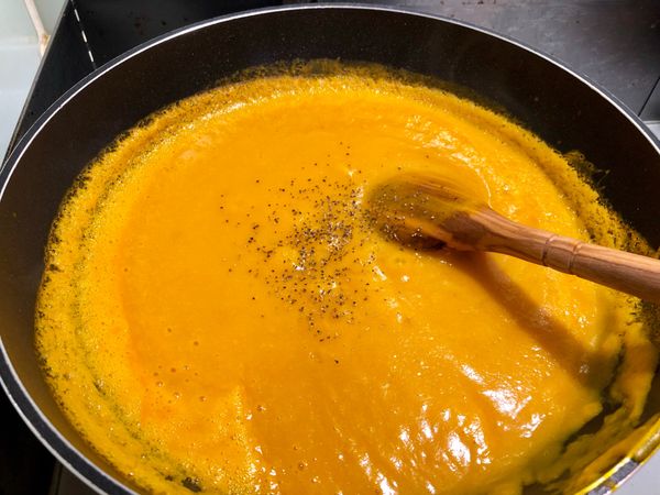 將打好的泥放入鍋中小火攪拌至煮沸～濃度看個人喜好加水加鮮奶都行

灑上適量粗黑胡椒粒、鹽調味