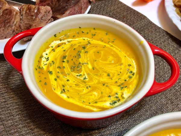 上桌再加點牛奶和洋香菜，攪拌一下，更香

我沒買液態鮮奶油或鮮奶。所以用手邊的奶粉泡濃濃的50cc，拿來增加奶香味，也很對味

不加牛奶，直接喝南瓜湯也很好喝的