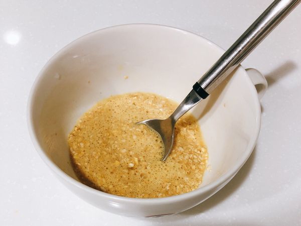 蛋打入燕麥攪散