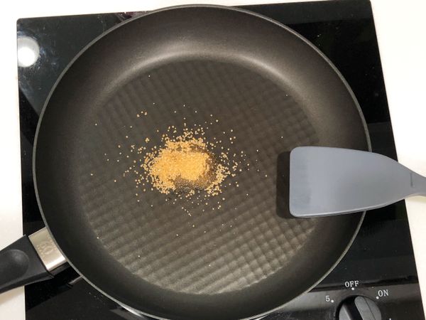 奶油、橄欖油、砂糖一起下鍋小火煮，糖開始融化時，加一點點水，避免煮太焦、太苦。