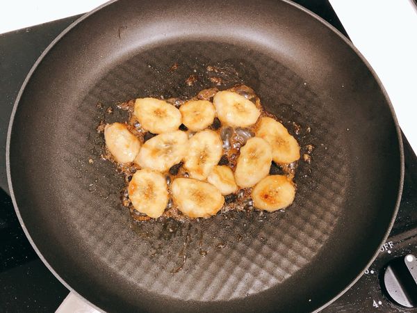 焦糖化後，加入香蕉片兩面煎一下即可；怕太焦可關火，用餘熱煎即可。