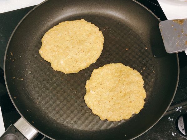 焦糖香蕉裝盤後，同一鍋繼續小火煎燕麥蛋鬆餅；
若有蓋鍋蓋一下，鬆餅會比較澎鬆一點，但要留意顏色，煎到上色即可，不要煎過頭。