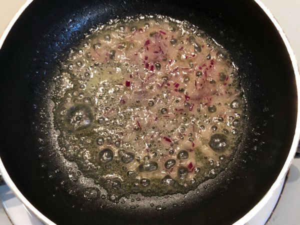 用奶油把洋蔥煮軟