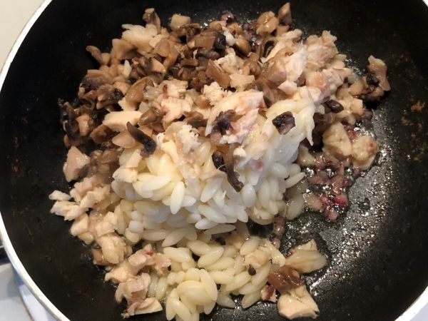 加入義大利米麵，蘑菇和雞肉