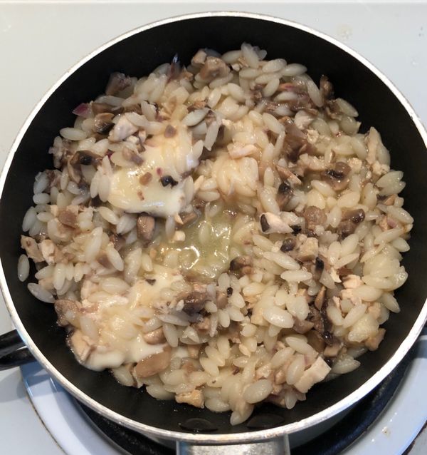 關火加入mozzarella 起司和鹽一起攪拌到起司融就完成