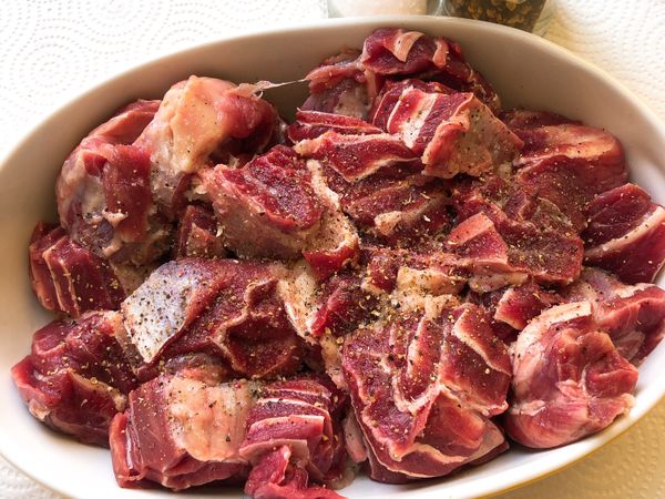 先將牛肉清洗一下（一定要擦乾）然後加入鹽巴與黑胡椒粒去醃製30-45分鐘左右！這個時間先去準備切其他蔬菜囉⋯