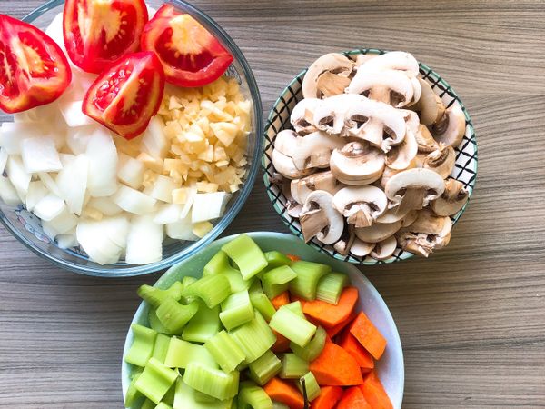 洋蔥、紅蘿蔔、番茄切塊，蒜頭可切末、辣椒切片、西洋芹切段，洋菇去掉蒂頭切片.（因為愛吃辣，辣椒除了一條切片，我會再準備一條等等燉煮）