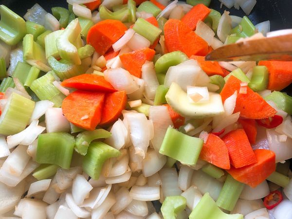 將牛肉取出～用牛逼出來的油和肉汁炒洋蔥和蒜頭，洋蔥變透明炒香之後加入紅蘿蔔、西洋芹、番茄拌炒～最後再放入牛肉拌炒一下～