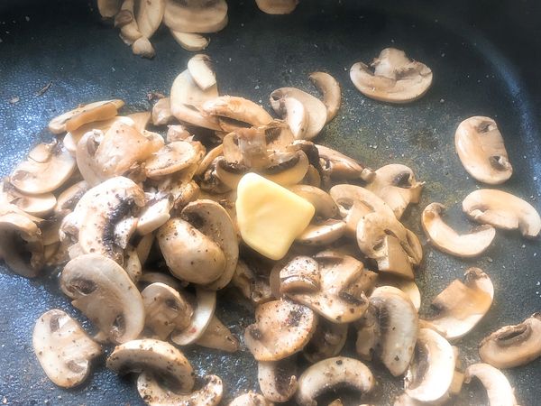 燉煮的時間就把切好的洋菇冷鍋放入，用中火煎～開始出水的時候加入奶油拌炒！等待牛肉燉好後放入就完成囉