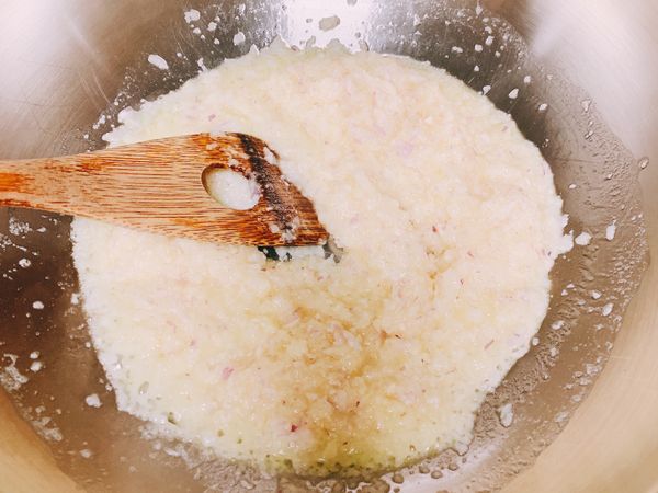 開小火加熱奶油，待融化後開中火爆香洋蔥碎與蒜碎