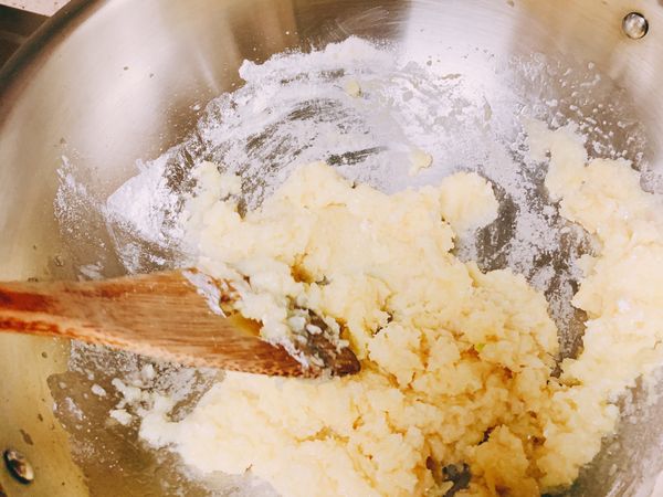 加入麵粉炒至沒有麵粉的顆粒感