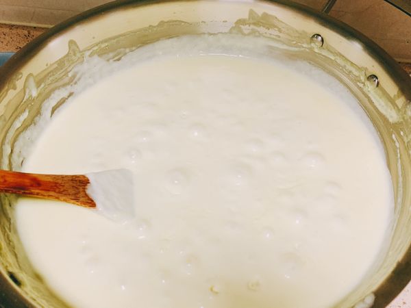 以大約250毫升分3次加入雞高湯，待麵粉糊吃入液體，再加入新的高湯。雞高湯加完了把鮮奶油也加入，讓醬汁稍微收乾，當達到想要的濃稠度，加入2小匙的鹽攪拌均勻就可以關火了。用可以冷凍的夾鏈袋分裝，放冷凍方便以後食用