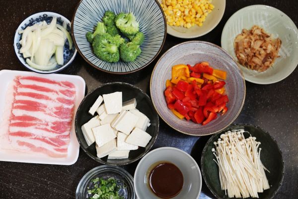 將全部的食材切成易入口的大小！