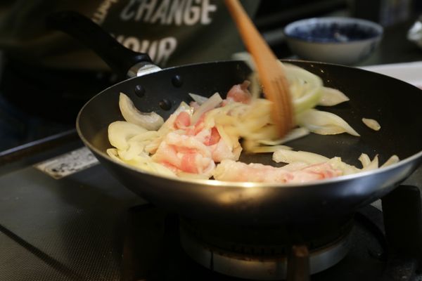 加入少許油，並用洋蔥與豬肉拌炒！