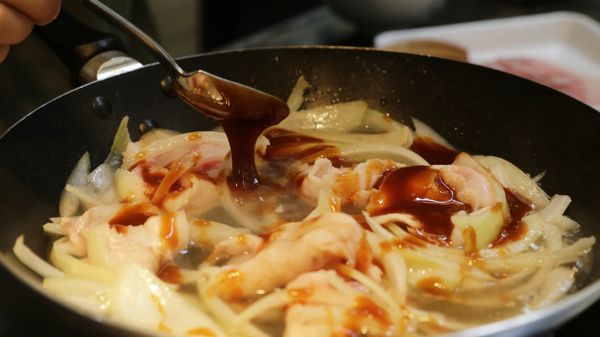 加入少許水與味噌御露調和成醬汁！（請注意開小火不然湯汁很快會乾掉！