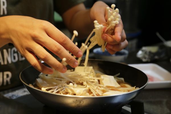 接著放入需要燉煮的配料！