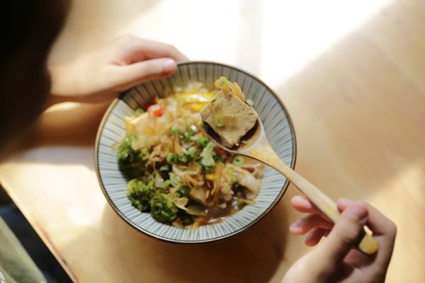 最後撒上蔥花柴魚就正式完成可以開動囉！