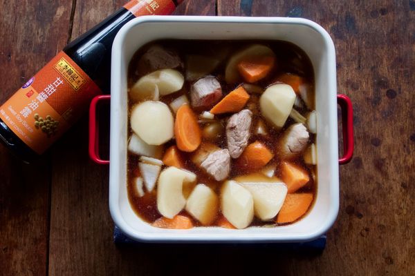 加入清水、李錦記甘甜醬油露、米酒煮滾，小火燉煮20分鐘。