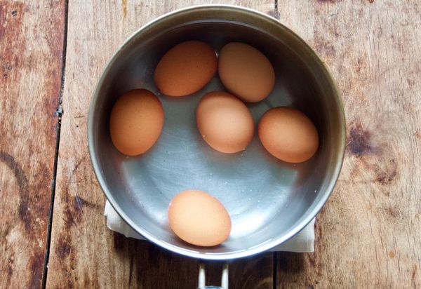 滾水加入1~2大匙白醋，水深須淹過雞蛋。放入雞蛋。計時6-7分鐘，立刻把蛋撈出冰鎮冷卻。