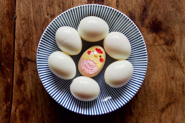 一一剝除蛋殼備用。