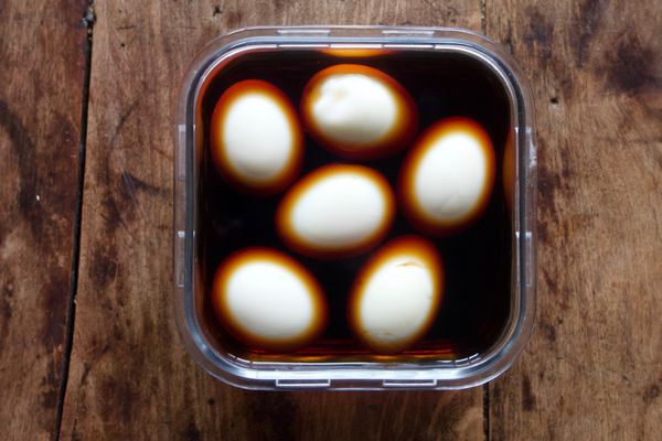 調味料煮滾後放涼，雞蛋浸泡滷水一個晚上即可。