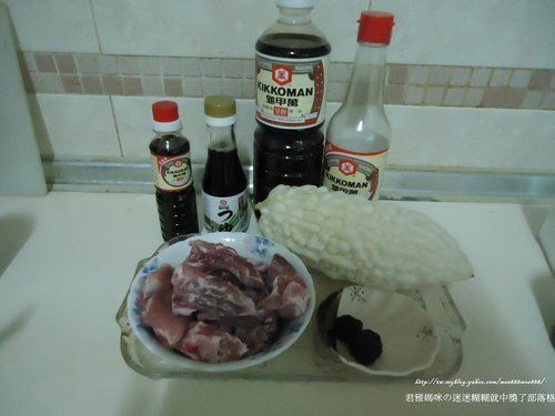 排骨加入適量龜甲萬甘醇醬油與適量胡椒醃30分鐘