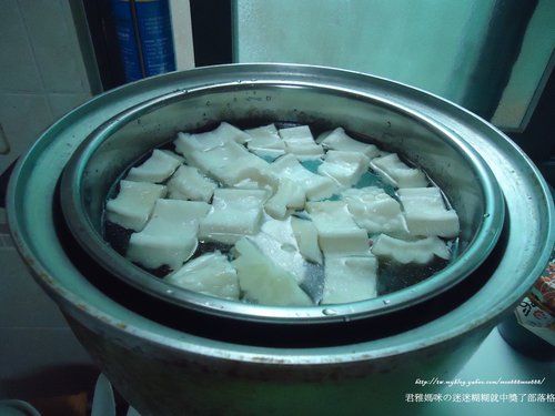 步驟8將鍋子裝約9成滿的水，(內鍋放1碗水)在加入龜甲萬料亭和露與少許鹽巴。