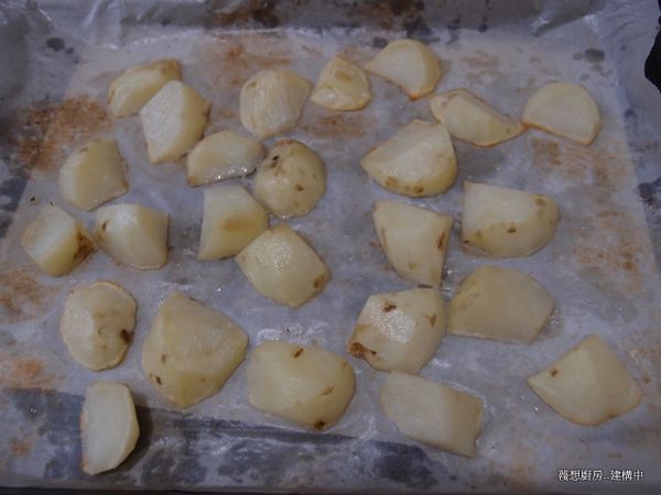 馬鈴薯去皮，滾瓜切。放上烤盤，撒上塩巴，和橄欖油，以180度烤約２０分,或著鬆軟
