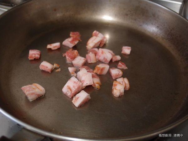 起一熱鍋，將培根先切成小塊，逼油