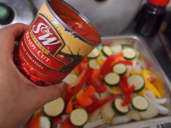 準備一個大和深的烤盤, 先將所有蔬菜類舖底,