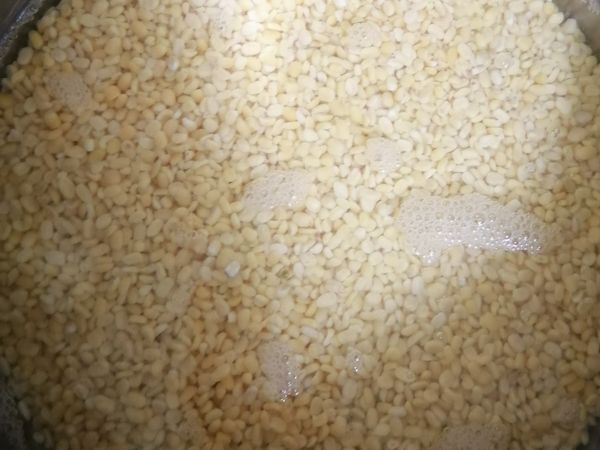 水瀝乾，入電鍋外放2杯水跳起來後拌過後再放2杯水煮。跳起來後15分再開鍋