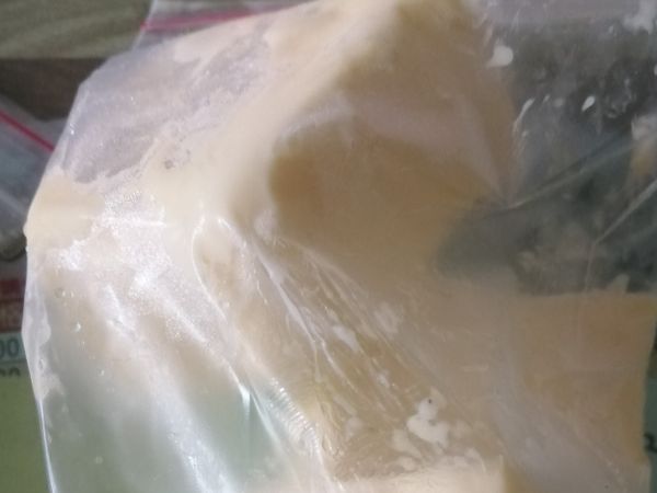 趁熱加奶油（最好切小塊小塊）拌溶