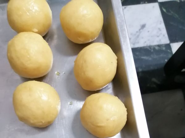 手沾些油將餡揉成圓形